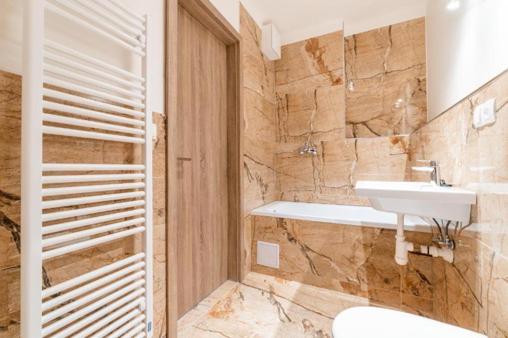 Brand New Studio Apartment #24 In Elite Residence With Free Secure Parking In The Center プラハ エクステリア 写真